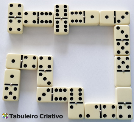 O dominó é um jogo formado por 28 peças retangulares. cada peça é dividida  ao meio formando fuas faces 