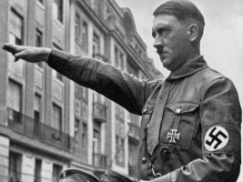 Foto de Adolf Hitler em saudação Nazista