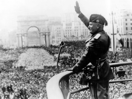 Foto de Benito Mussolini em discurso